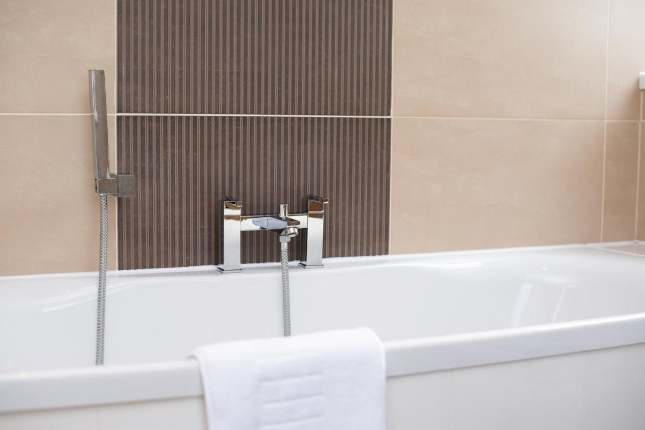 Parking, Garden, En-Suite & Tv'S In All Rooms, Large Living Space Swansea Dış mekan fotoğraf